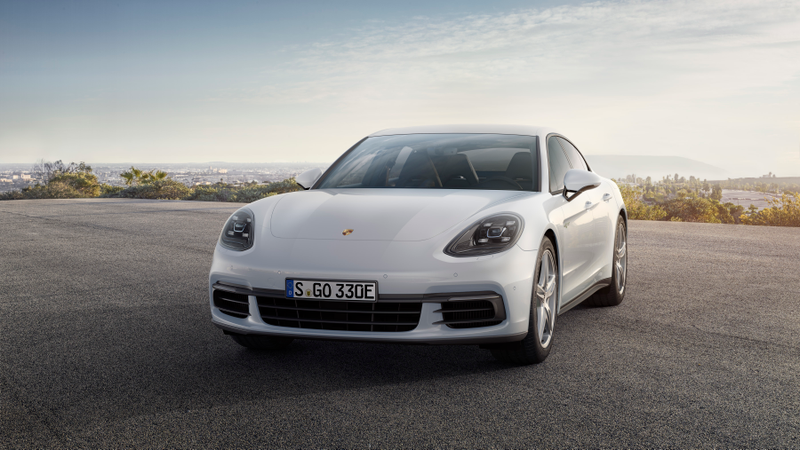 Illustration for article titled The 2018 Porsche Panamera 4 E-Hybrid Is A Tech Powerhouse That Crumbles Under Its Own Weight